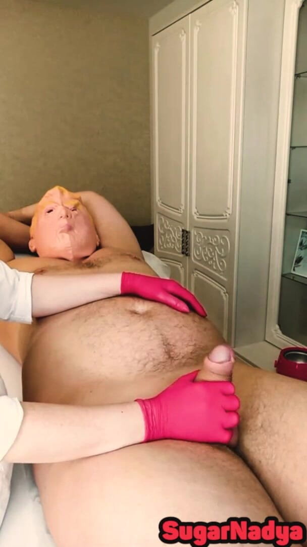 SugarNadya: Älskarinna SugarNadya suger fett kuk efter vaxning