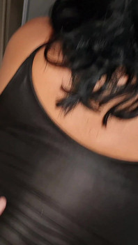 Hotwife dalam gaun kulit hitam: menunjukkan punggung besarnya dan mengambil zakar di dapur