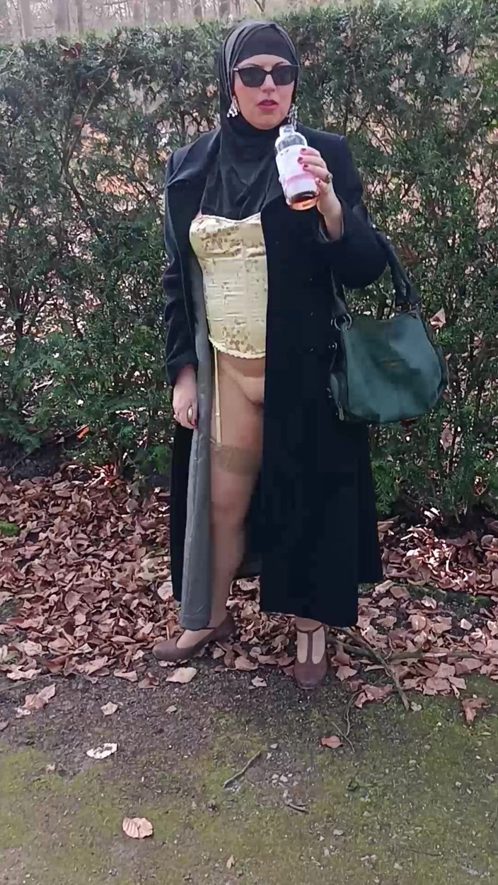 Mike Vonberg: Moja muzułmańska dziewczyna pokazuje swoją cipkę na zewnątrz w parku.