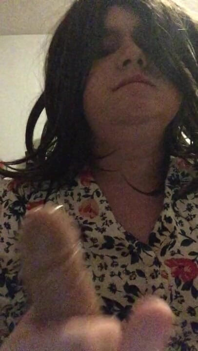 BifloXXX: Il travestito bruna prende un dildo nella gola profonda