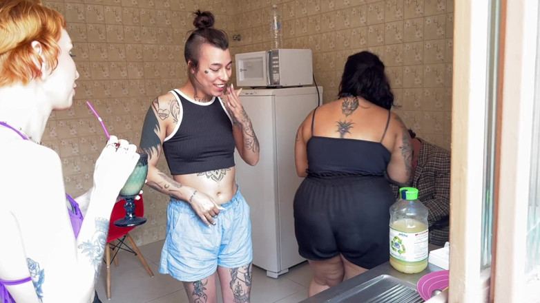 Quente club: สาวอวบชวนเพื่อนมาบ้านเย็ดกันทั้งบ่าย