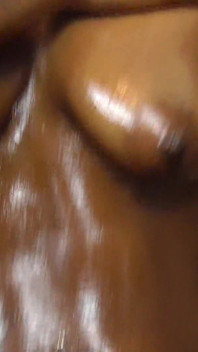 Latina nena provoca con aceite