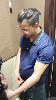 Une amatrice taille une pipe dans les toilettes