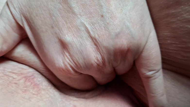PureVicky66: Oma vingert haar kloppende poesje tot een vastklemmend orgasme