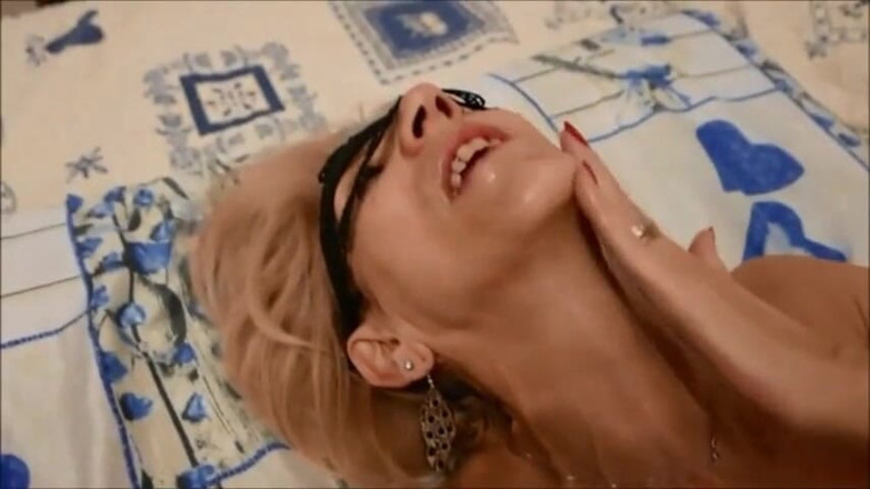 Lady Gina Mature Slut: Lady Gina avale du sperme