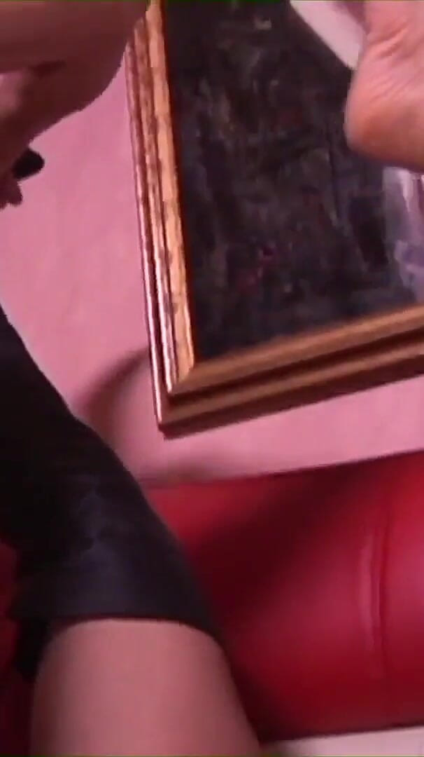 Milf taboo: 면도한 보지의 미시 밀프 Kelly Leigh는 보지 안에 자지를 가지고 오럴을 주는 것을 즐긴다.