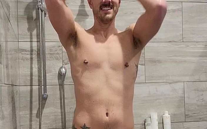 KingB8er: シャワーとドンショーをお楽しみください!
