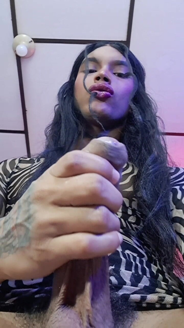 Valera Toro: 我硬挺的鸡巴跳动，直到喷出热牛奶