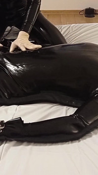 E timpul să hrănească sperma într-un castsuit din latex cu o mască de latex, sclavul chiar s-a bucurat! 3 Unghi