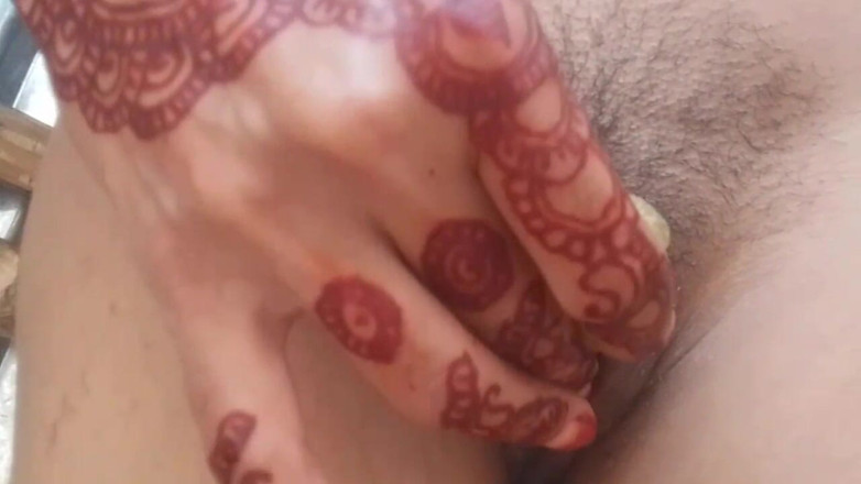 Sunny leonie: 美丽的农村青少年女孩用蔬菜自慰