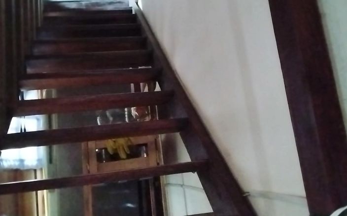 Brittany Cheeks: Ich bin in einem hotel und masturbiere auf der Treppe...