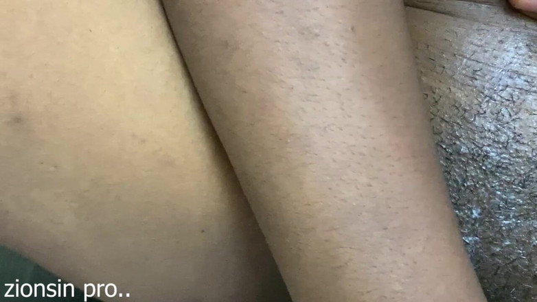 Zion: Ragazza sexy maschera africana si scopa un enorme cetriolo