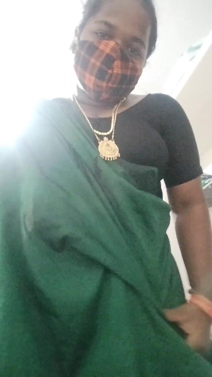 Desi World: Tante seksi tamil dengan kain sprei dan baju ketat