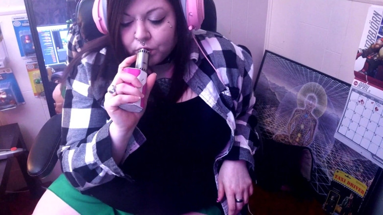 Gidget X: Vaping &amp;ignorerar dig