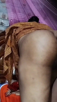 Eski kız arkadaşımı ilk kez Hintli ateşli çiftlerde domaltarak sikiyorum