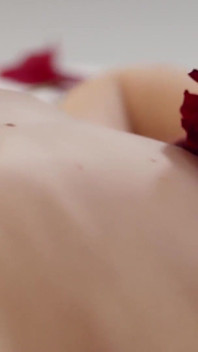 Sessione Di Fare L'amore Sensuale Su Un Letto Di Rose Con Freya Mayer