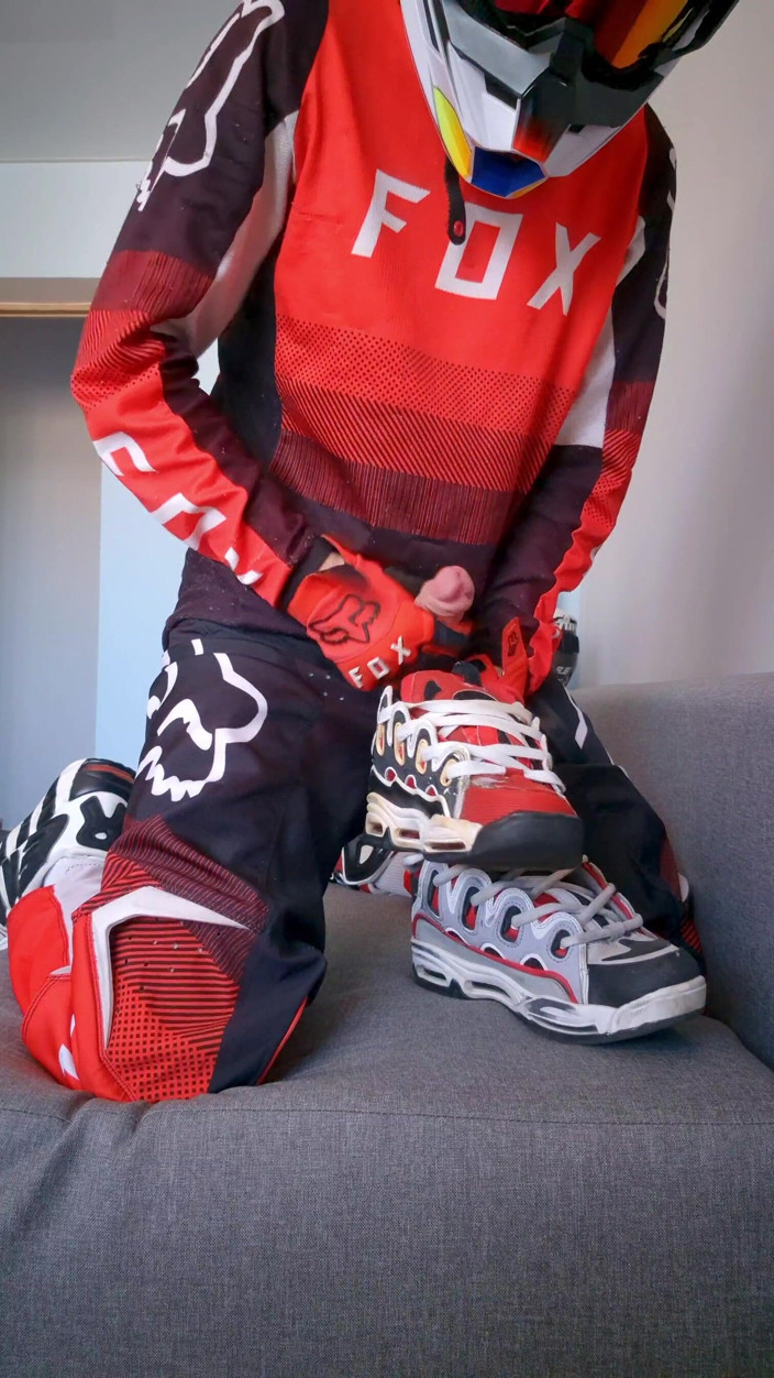 Sneakersmax98: ฉันใส่ Mxgear และเย็ดรองเท้าผ้าใบ Osiris ของฉัน