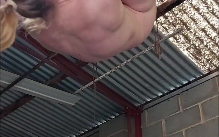 Michellexm: Naken akrobatik Naken på min pull up-stång, omvänd (upp och ner)...