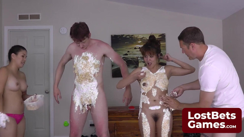 Lost Bets Games: Tessa, Jesse, Jake, и Leilani Bring в игре-стриптиз карточек