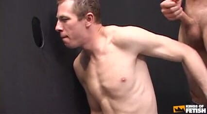 Gay Diaries: Ragazzo succhia pochi tizi attraverso il gloryhole prima di martellare...