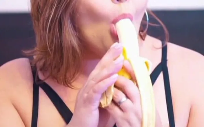 Curvilove76: Hot Curvi MILF Eats a Banana...