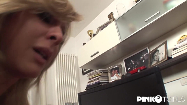Pinko TGirls: Shemale Allana neemt het in haar kont en breekt dan...
