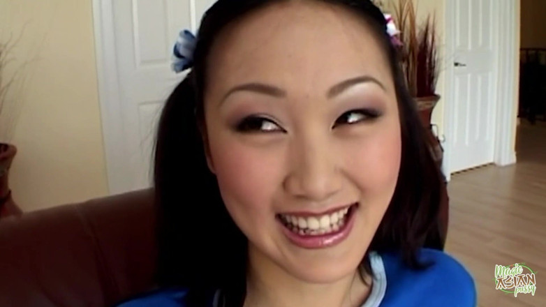 Magic Asian Pussy: Eine asiatische Frau betreibt Selbststimulation, während sie erwartet, dass sie...