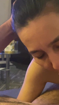 Sexy milfka od vedle ukazuje své dovednosti sání ptáka