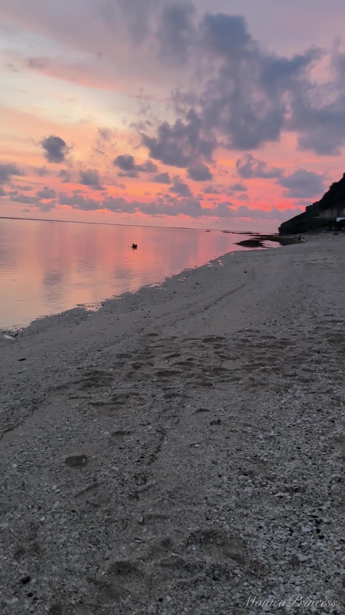 Princess Monica: Massaggio erotico sul culo sulla spiaggia, divertimento perverso nell'oceano