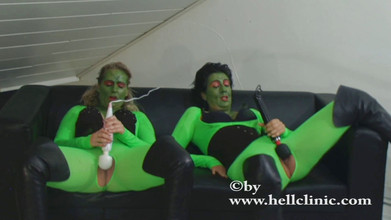 Rubber & Clinic Studio - 1ATOYS: Halloween - sexo de chicas locas da miedo