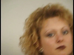 Lucky Cooch: Blonďatá milfka s velkými kozami tančí kolem