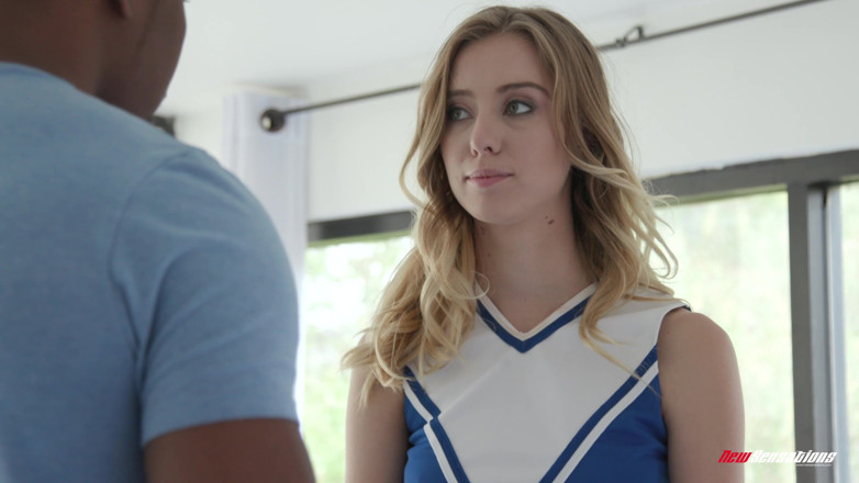 New Sensations: Cheerleader Haley wordt uitgerokken