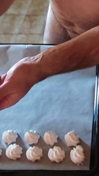 Cicci77, nach Pedros letztem Cumshot gesammelt, produziert stapel 06/24 von 50% Sperma-Meringues für einen lieben Freund seiner