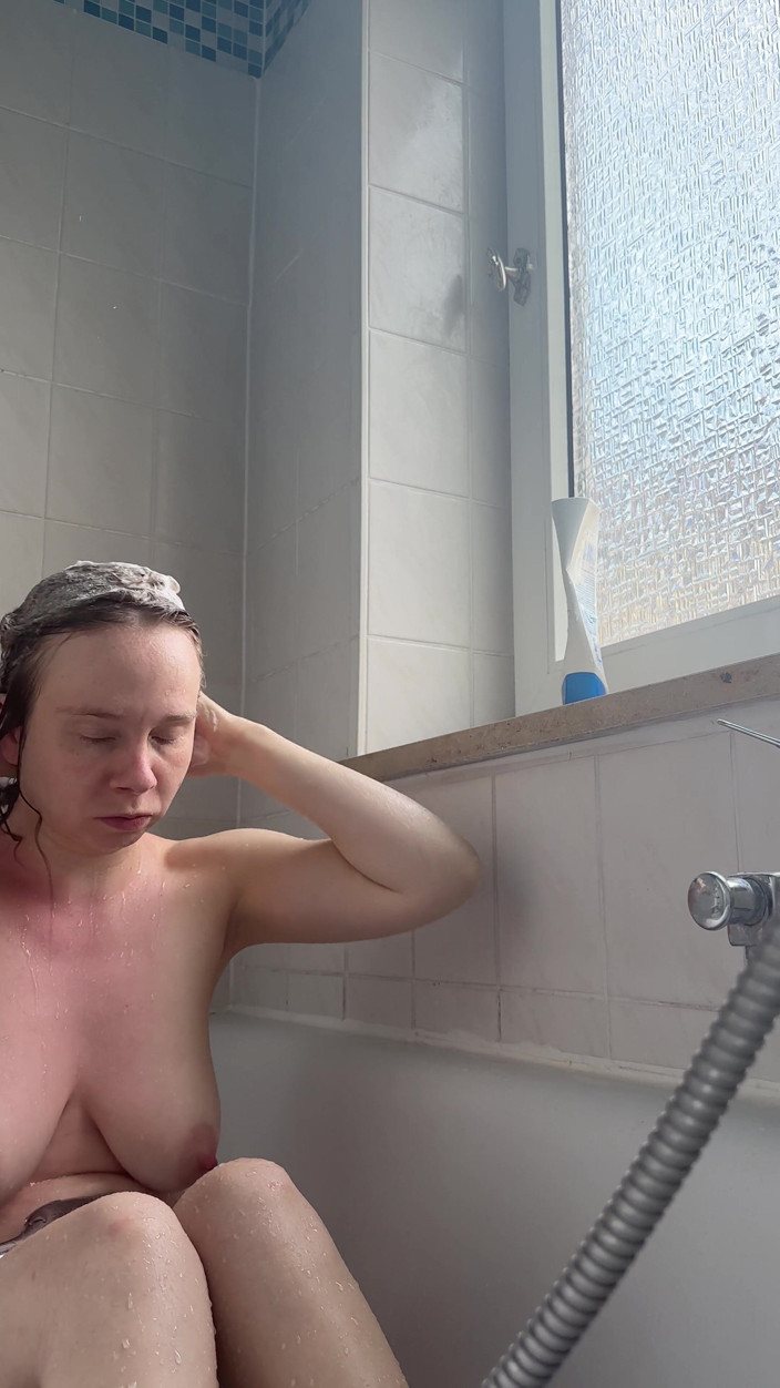 SweetLucy96: Kencing di dalam tab mandi