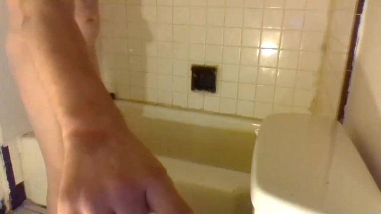 LilTaste: Pinkeln in eine badewanne, bein an der wand