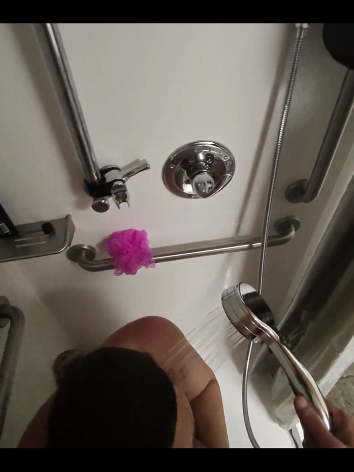 Mya Lane: POV, douche publique, pipe dans les coulisses avec une femme...