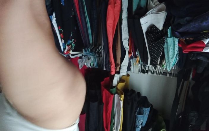 Karmico: Istri gemuk memfilmkan dirinya sendiri untuk suaminya dengan pakaian dalam