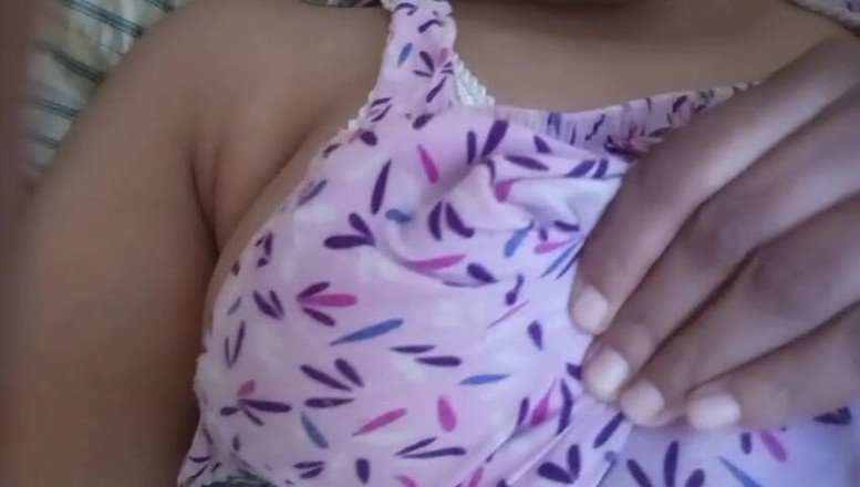 Miya White: Anne Musterbating dans un lit avec de gros seins flasques...