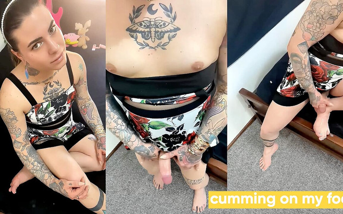 EmmaInkTrans: Cumming en mi pie