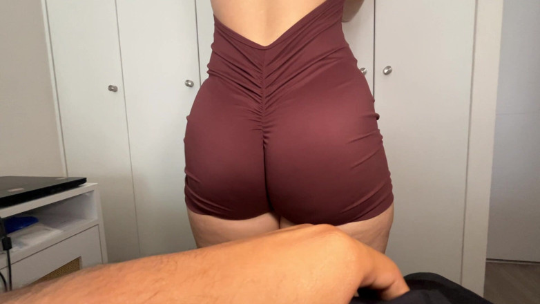 Levi Solen: Glute Flexing - bạn cùng phòng sấy khô