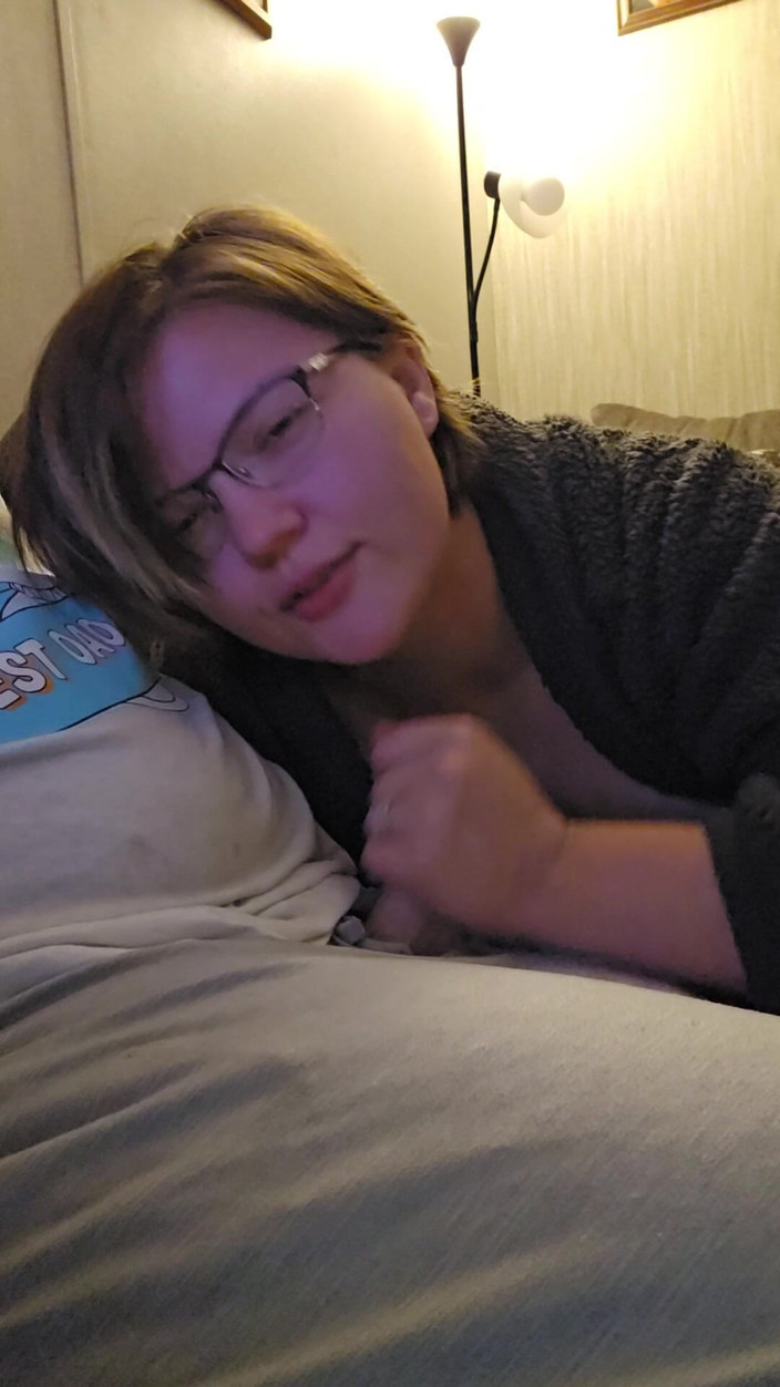 Funhousewife69: Hij eet appeltaart Ik zuig aan zijn pik lol