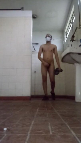 Exhib94: Camminando nuda vicino al magazzino e nello spogliatoio abbandonato