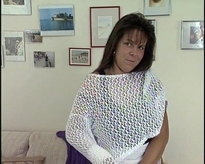 YOUR FIRST PORN: Attraktive Hausfrauen Im Wohnzimmer Softclip