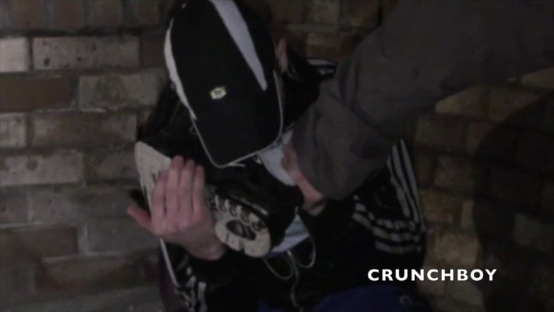 Sneaker gay: Scaly lad, humiliation de basket dans un sous-sol discret