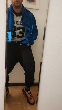 Dj Bro Pissing in Front of the Pc and Wet Pants VR the Mirror