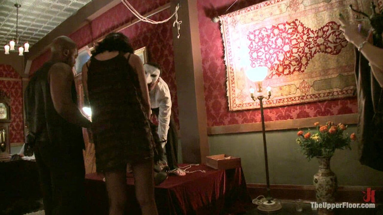 The Upper Floor by Kink: Halloween párty ve zbrojnici
