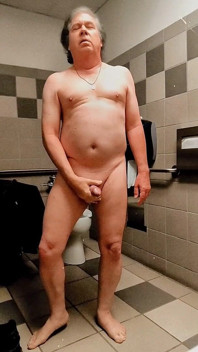 American_nudist: ejaculând într-o toaletă publică