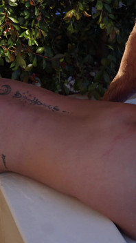 Riskantní sex na veřejném bazénu! MILF nemůže ovládat svou chtíč - venkovní creampie