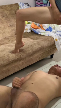 L'ho fatto ingoiare il piscio e pulire il pavimento con la lingua
