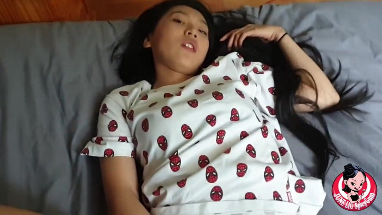 SpicyGum: June Liu- siswi imut cina lagi asik nyepong kontol dan...